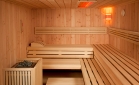 Sauna Baleo s unutarnjim oblogama od duglazije, kutnom klupom i stojećim grijačem Scalio